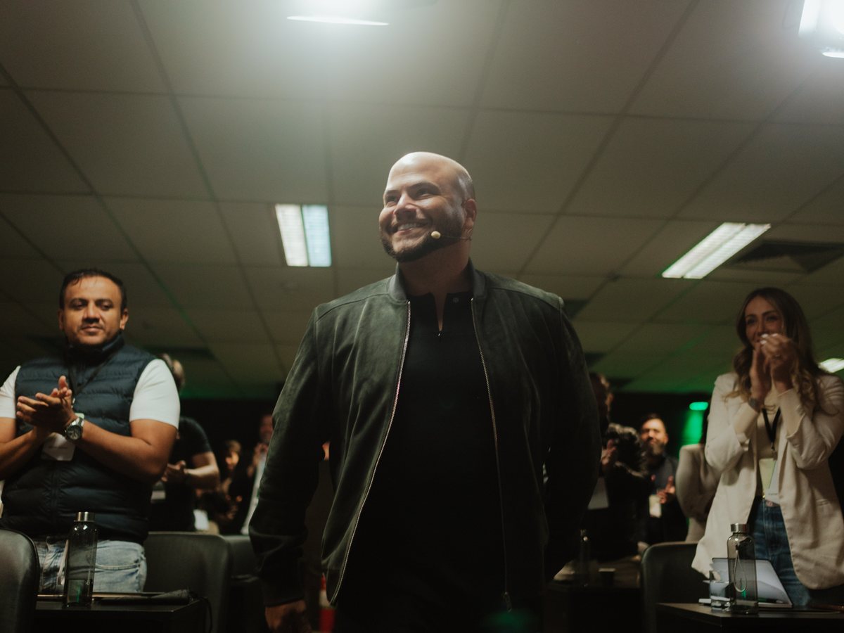 Victor Damásio aplaudido pela turma